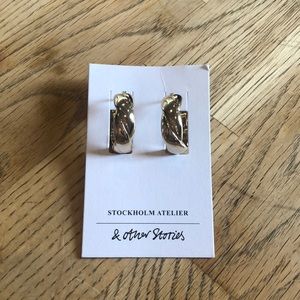 &other Stories chunky hoop earrings. Versatile hoops for every occasion!